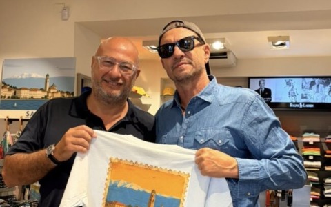 Salò, una maglietta con l’immagine della città a Biagio Antonacci