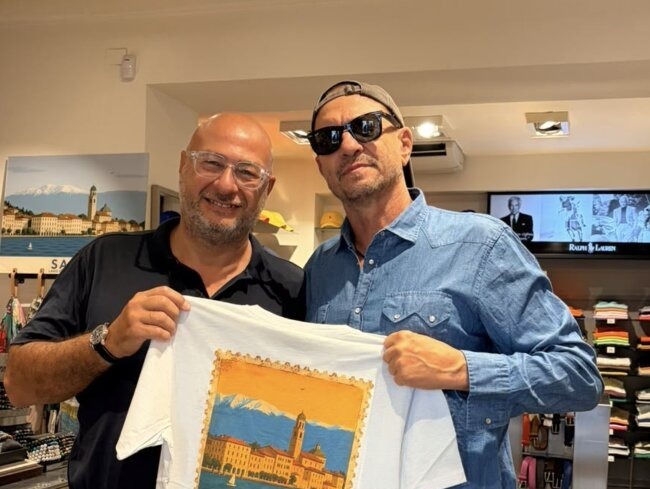 Salò, una maglietta con l’immagine della città a Biagio Antonacci