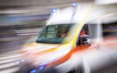 Scende le scale e batte la schiena mentre è al lavoro, paura per una 49enne