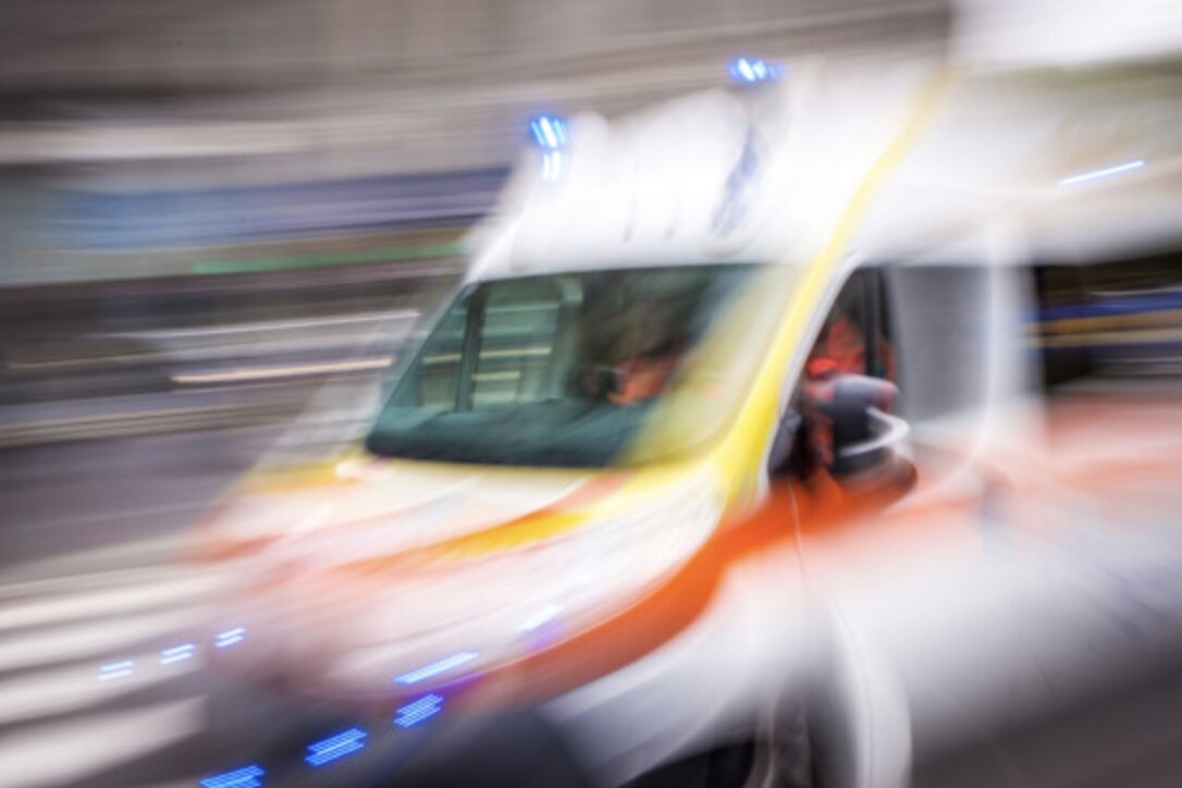 Scende le scale e batte la schiena mentre è al lavoro, paura per una 49enne