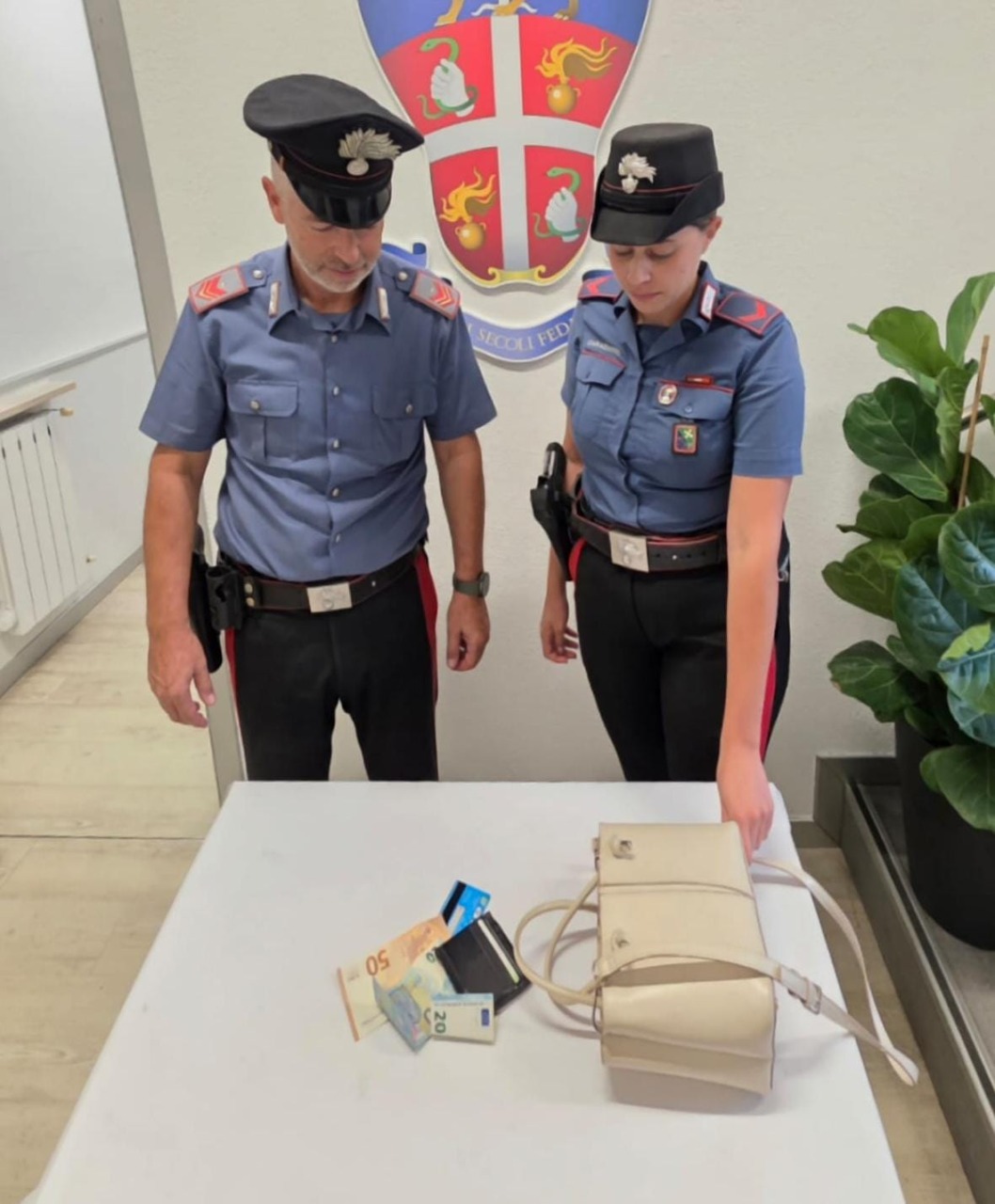 Sirmione: si fingono turisti e rubano denaro e bancomat dal marsupio di una dipendente del ristorante