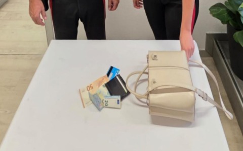 Sirmione: si fingono turisti e rubano denaro e bancomat dal marsupio di una dipendente del ristorante