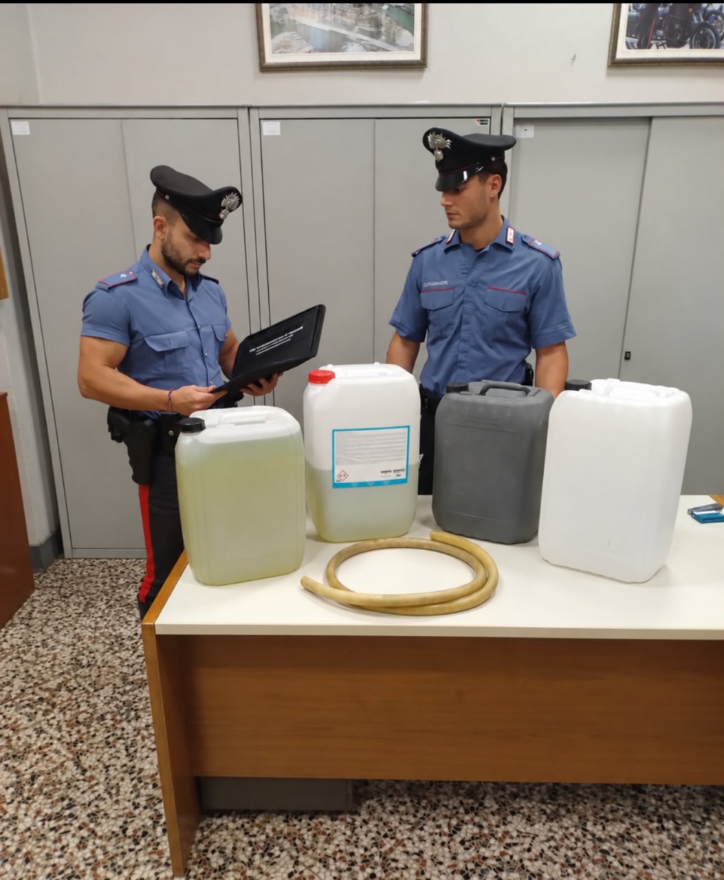 Sorpreso a rubare gasolio dai veicoli aziendali: 28enne in manette