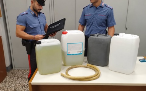 Sorpreso a rubare gasolio dai veicoli aziendali: 28enne in manette