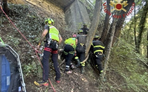 Sp38: motociclista precipita in una scarpata, intervengono i Vigili del Fuoco