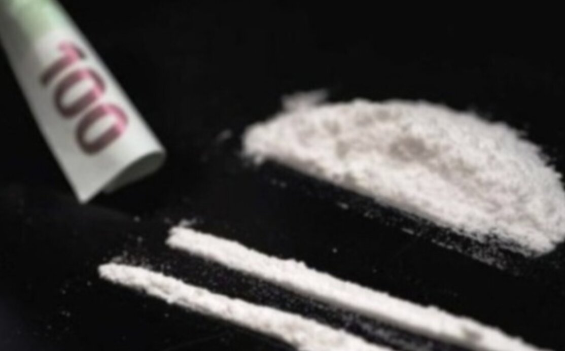 Spacciatore scovato in una strada sterrata a Sirmione mentre consegna la droga: arrestato