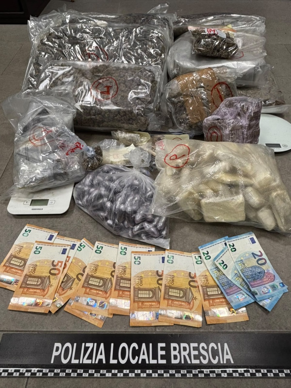 Spaccio come secondo lavoro e droga nascosta nel garage di casa: scatta l’arresto