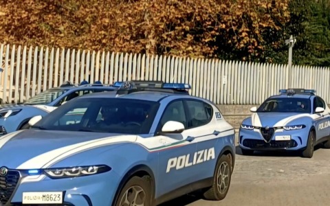 Strappa con violenza la collana d’oro e fugge: 26enne in manette
