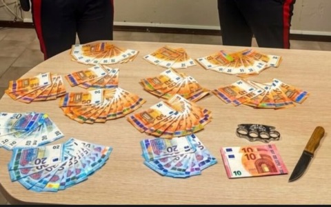 Sul suv con oltre 4.800 euro in banconote false, due coltelli e un tirapugni: quattro i denunciati