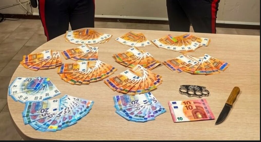 Sul suv con oltre 4.800 euro in banconote false, due coltelli e un tirapugni: quattro i denunciati