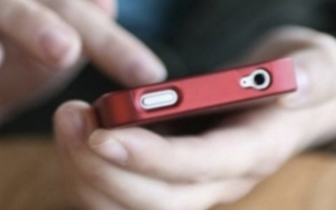 “La targa dell’auto di suo padre è clonata, il veicolo coinvolto in un incidente” ma è una truffa