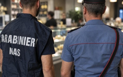 Trovati in pasticceria 40 chilogrammi di prodotti scaduti: scatta la sanzione da 2mila euro