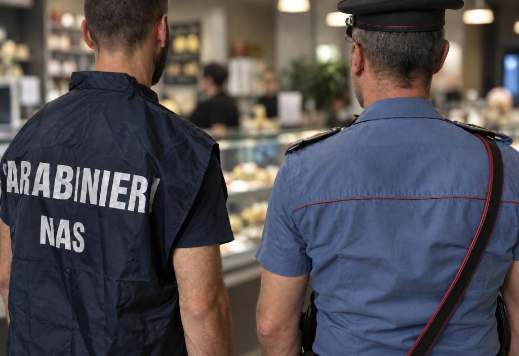 Trovati in pasticceria 40 chilogrammi di prodotti scaduti: scatta la sanzione da 2mila euro