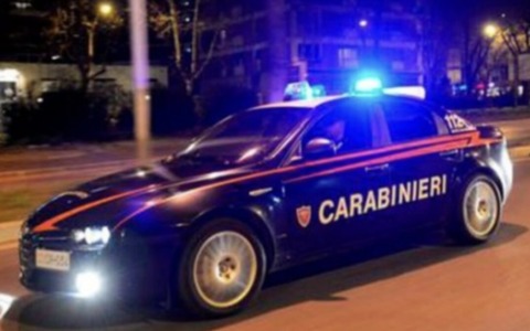 Ubriaco batte i pugni contro la porta dell’appartamento della ex moglie: arrestato 46enne