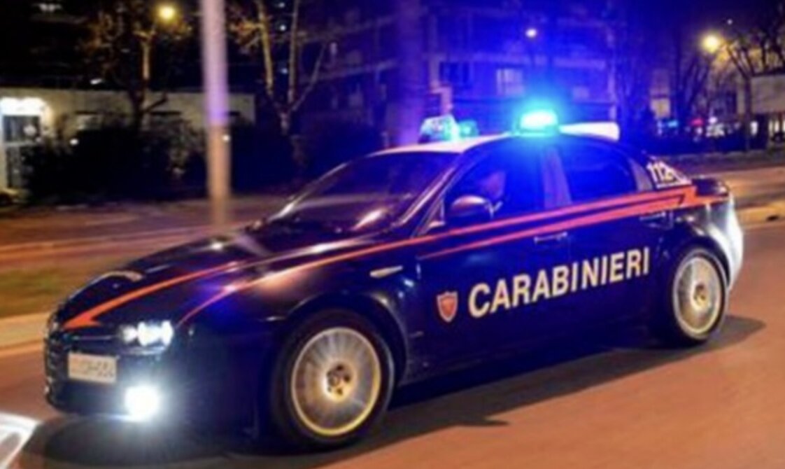 Ubriaco batte i pugni contro la porta dell’appartamento della ex moglie: arrestato 46enne