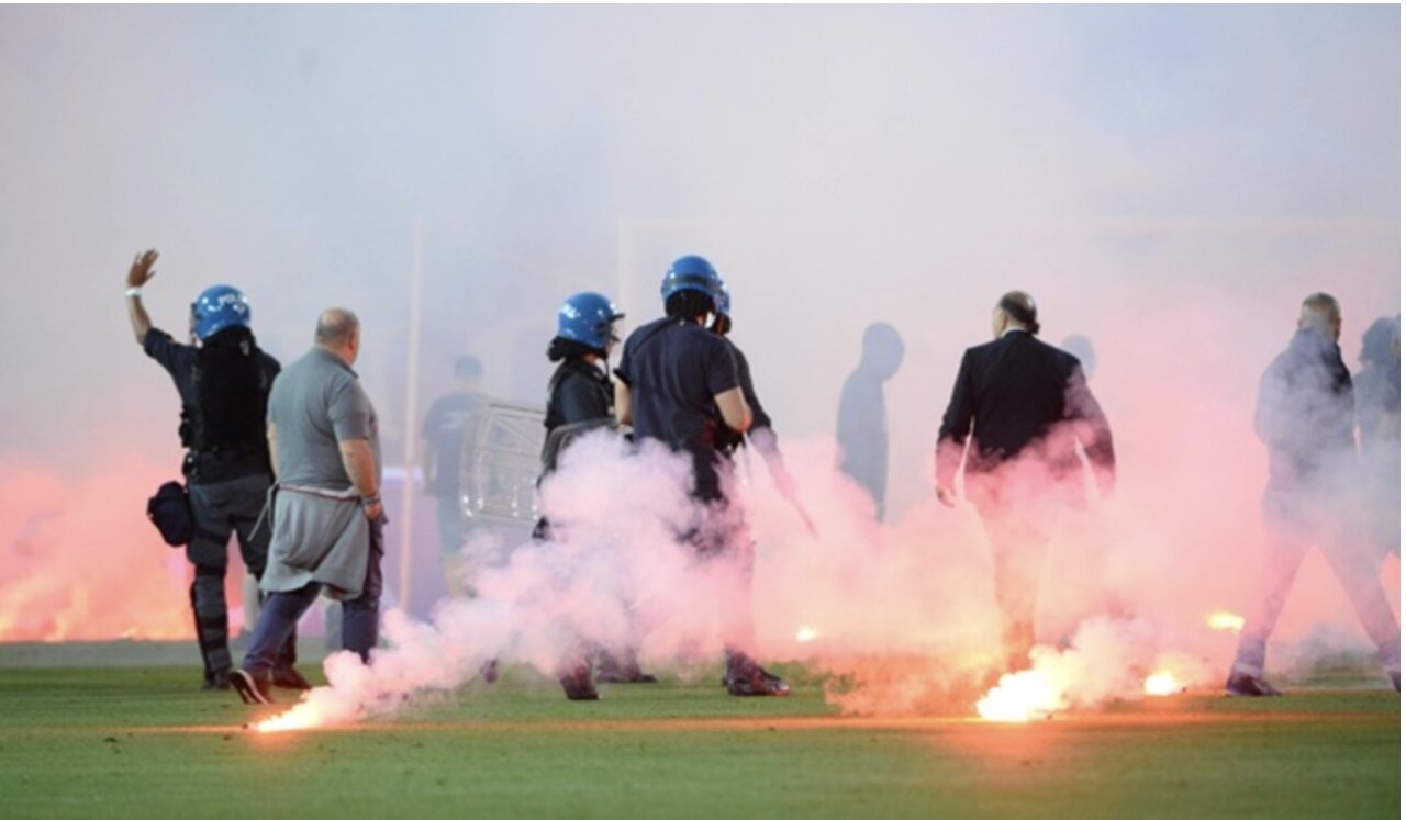 Ultras bresciani bloccano il bus dei tifosi trevigiani che colpiscono con calci e pugni: sei Daspo