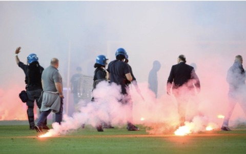 Ultras bresciani bloccano il bus dei tifosi trevigiani che colpiscono con calci e pugni: sei Daspo