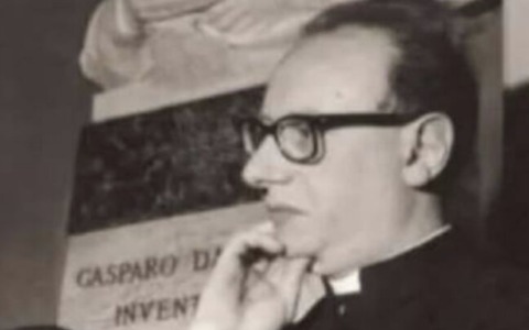 «Un sasso lanciato nel Golfo» dedicato a monsignor Capra, la presentazione a Salò