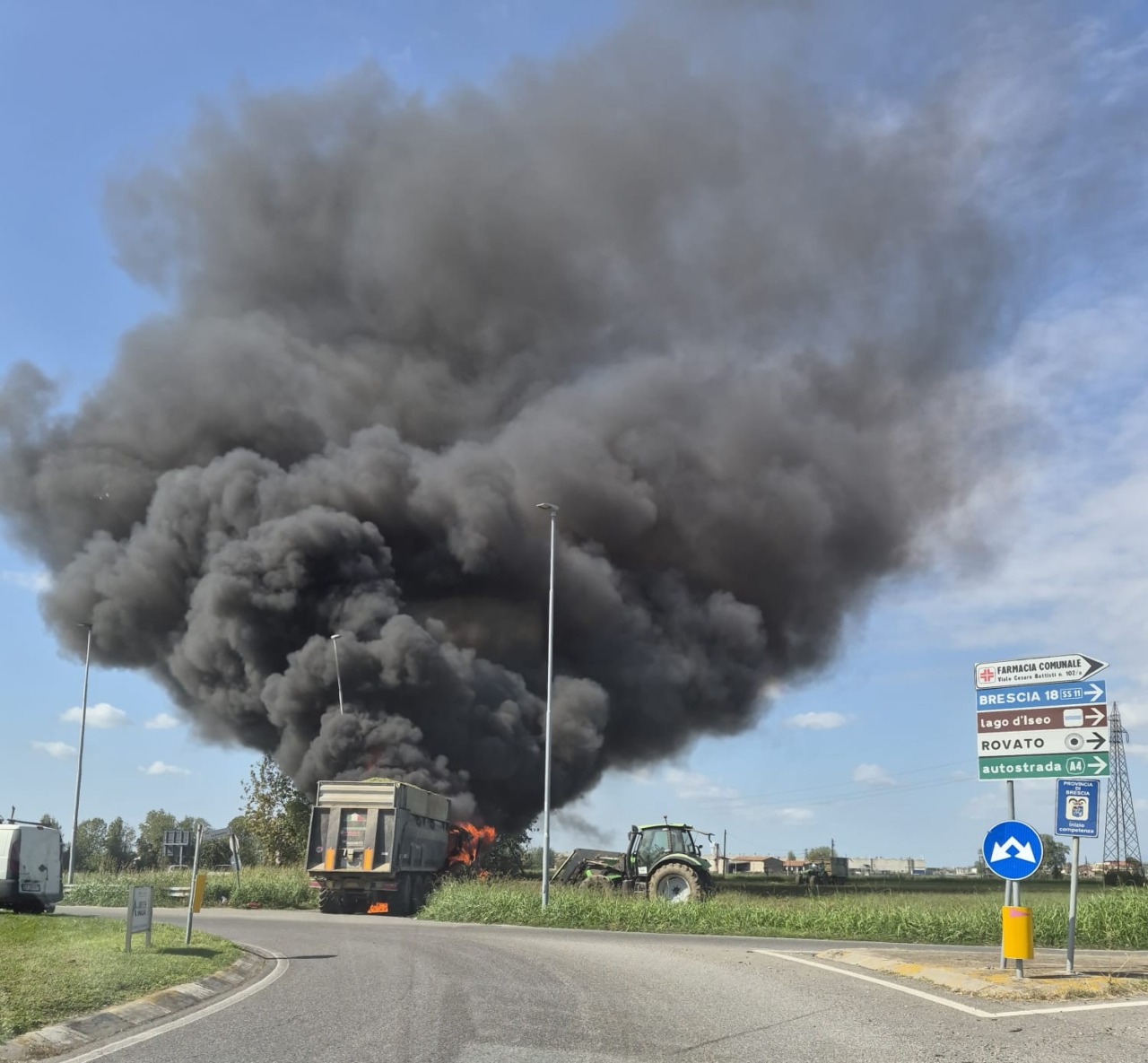 Trattore in fiamme sulla Sp16 a Rovato