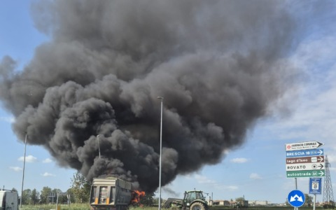 Trattore in fiamme sulla Sp16 a Rovato