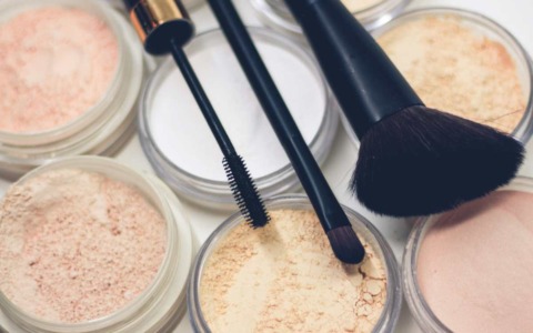 Come organizzare il trucco: idee pratiche per una postazione beauty ordinata