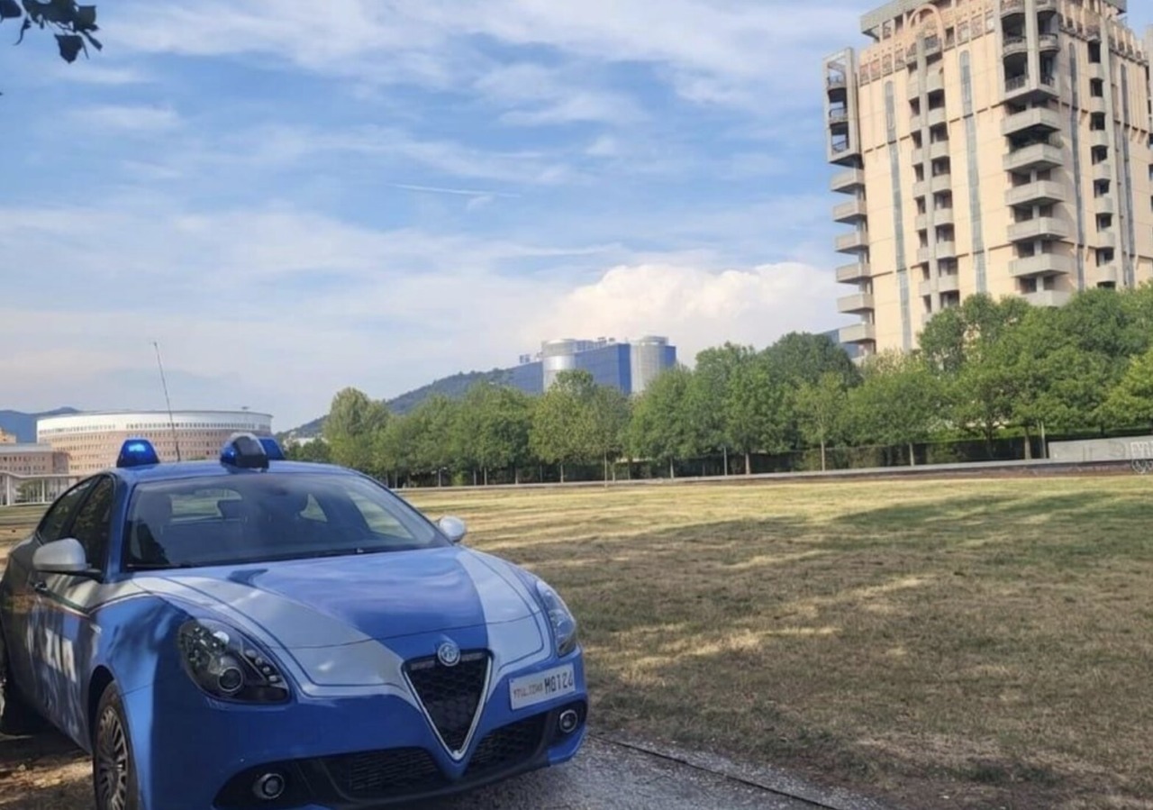 Accoltellato al braccio, volto e schiena dopo la richiesta di denaro: due arresti