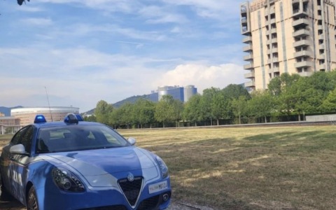 Accoltellato al braccio, volto e schiena dopo la richiesta di denaro: due arresti