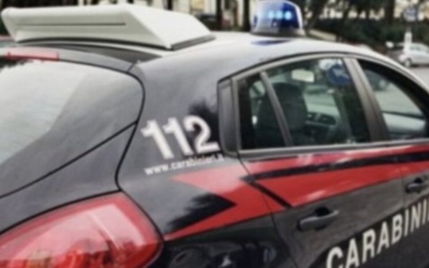 Aggredisce la ex e le ruba il cellulare, in manette un 21enne