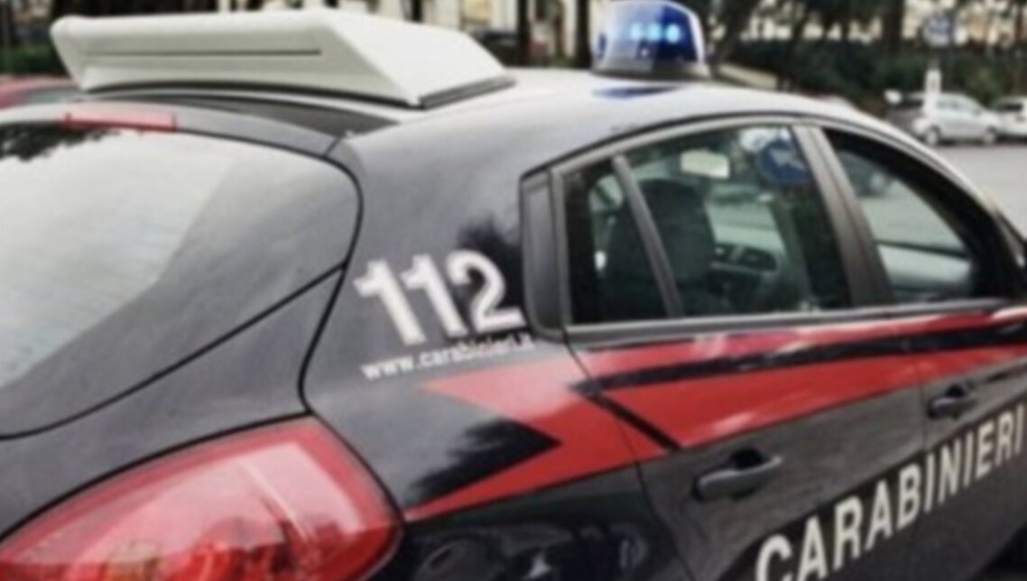 Aggredisce la ex e le ruba il cellulare, in manette un 21enne