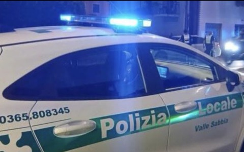 Al volante ubriaco e senza assicurazione: scatta la denuncia