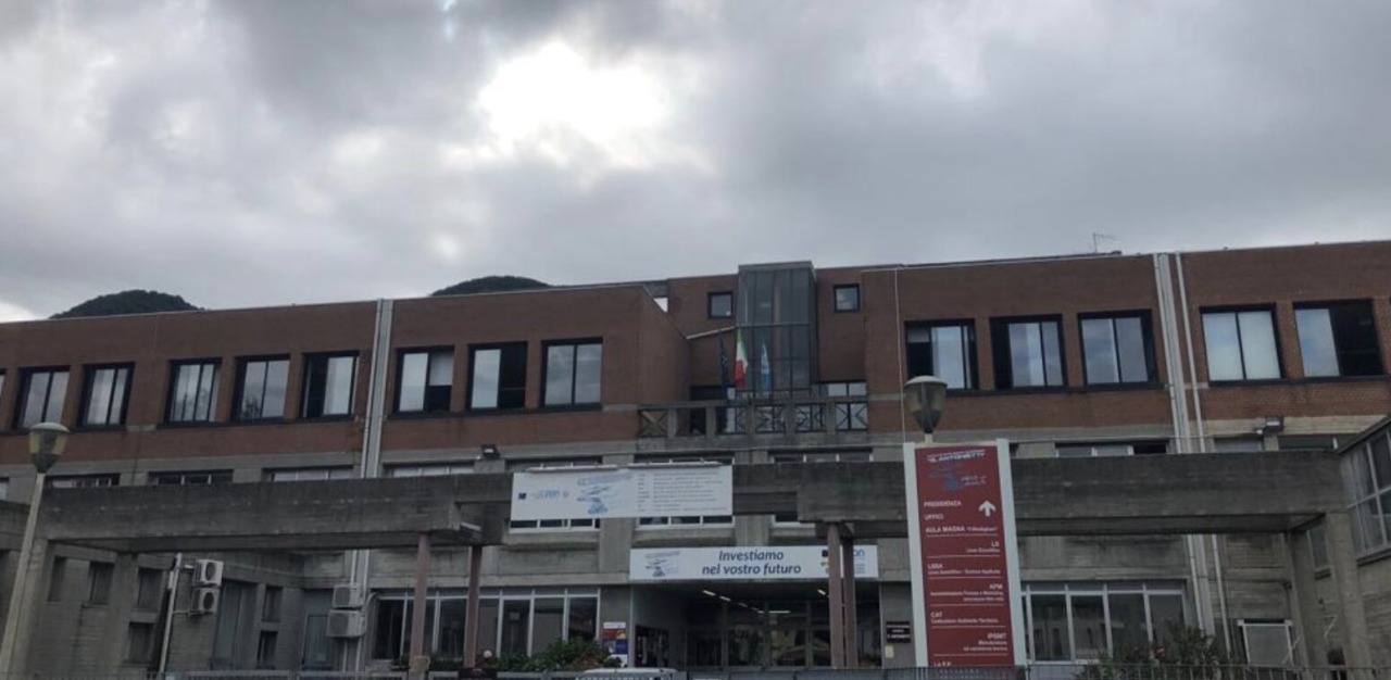 Antonietti di Iseo: gli studenti manifestano davanti all’Istituto lanciando uova e fumogeni