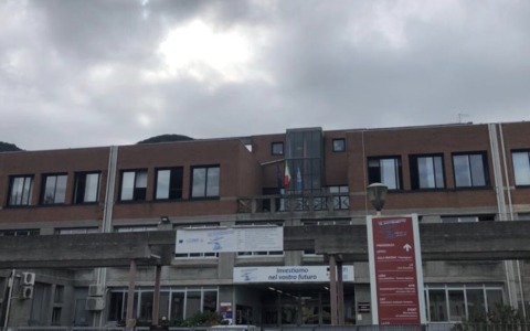 Antonietti di Iseo: gli studenti manifestano davanti all’Istituto lanciando uova e fumogeni