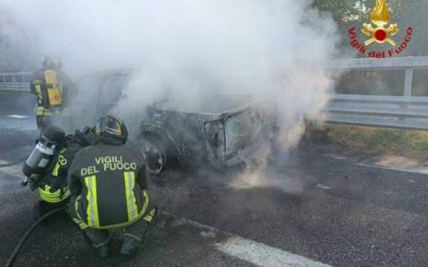 Bagnolo Mella: auto a fuoco sulla A21