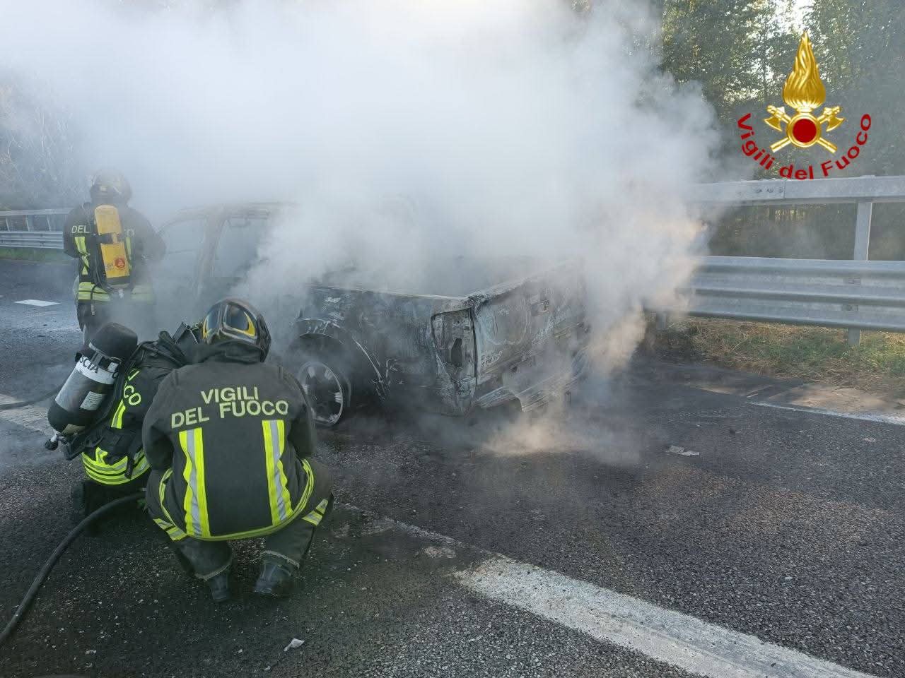Bagnolo Mella: auto a fuoco sulla A21