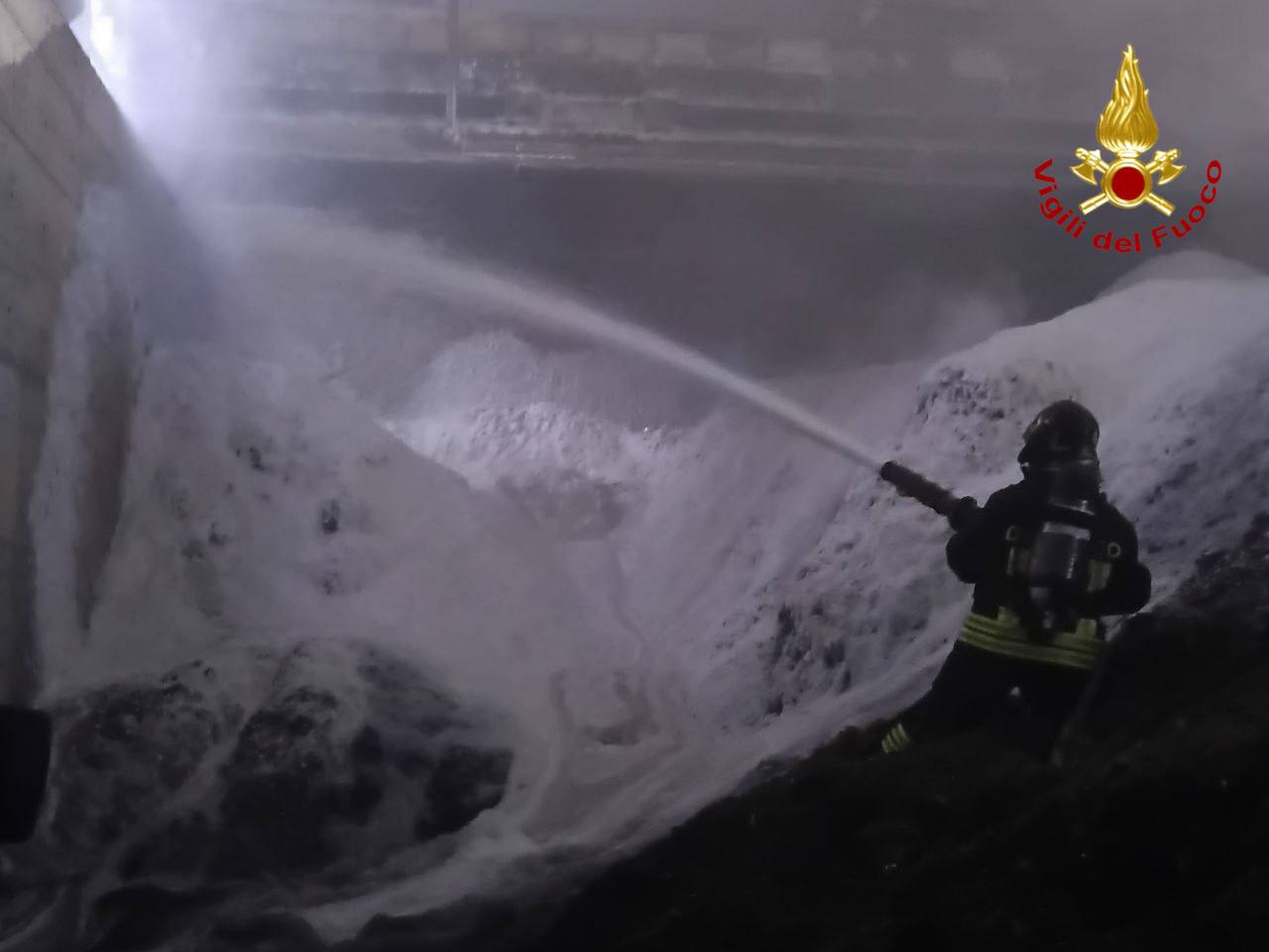 Calcinato: rifiuti a fuoco, coinvolta un’area destinata allo stoccaggio e due macchinari