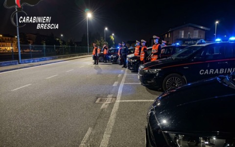 Carabinieri nelle vie cittadine e al parco pubblico di Dello: 61 le persone controllate