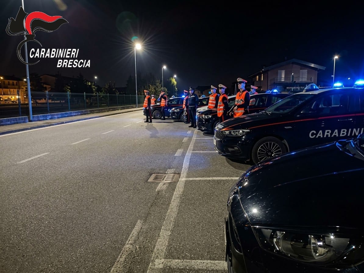 Carabinieri nelle vie cittadine e al parco pubblico di Dello: 61 le persone controllate