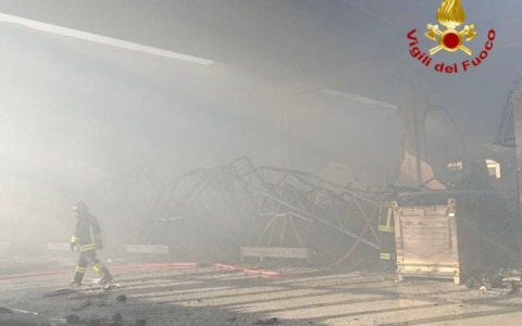 Cazzago San Martino dopo l’incendio, il sindaco: “Arpa non ha rilevato sostanze pericolose nell’aria”