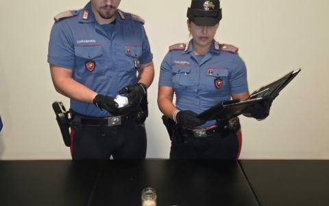 Cocaina nascosta in un muretto in pietra a Padenghe sul Garda: 36enne in manette