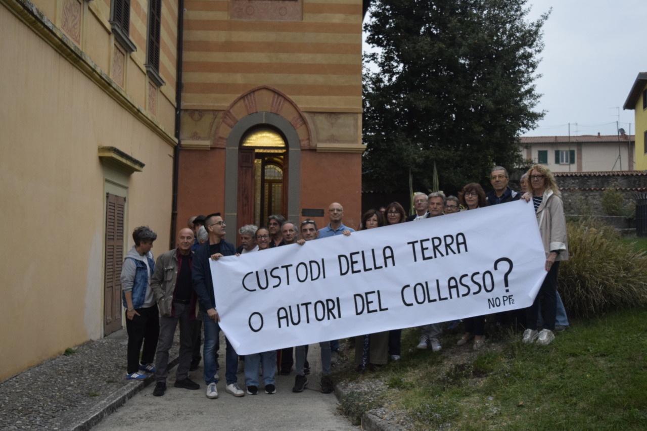 Protesta silenziosa in Consiglio comunale contro il nuovo albergo