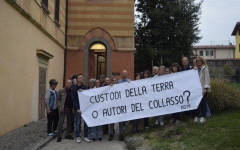 Protesta silenziosa in Consiglio comunale contro il nuovo albergo