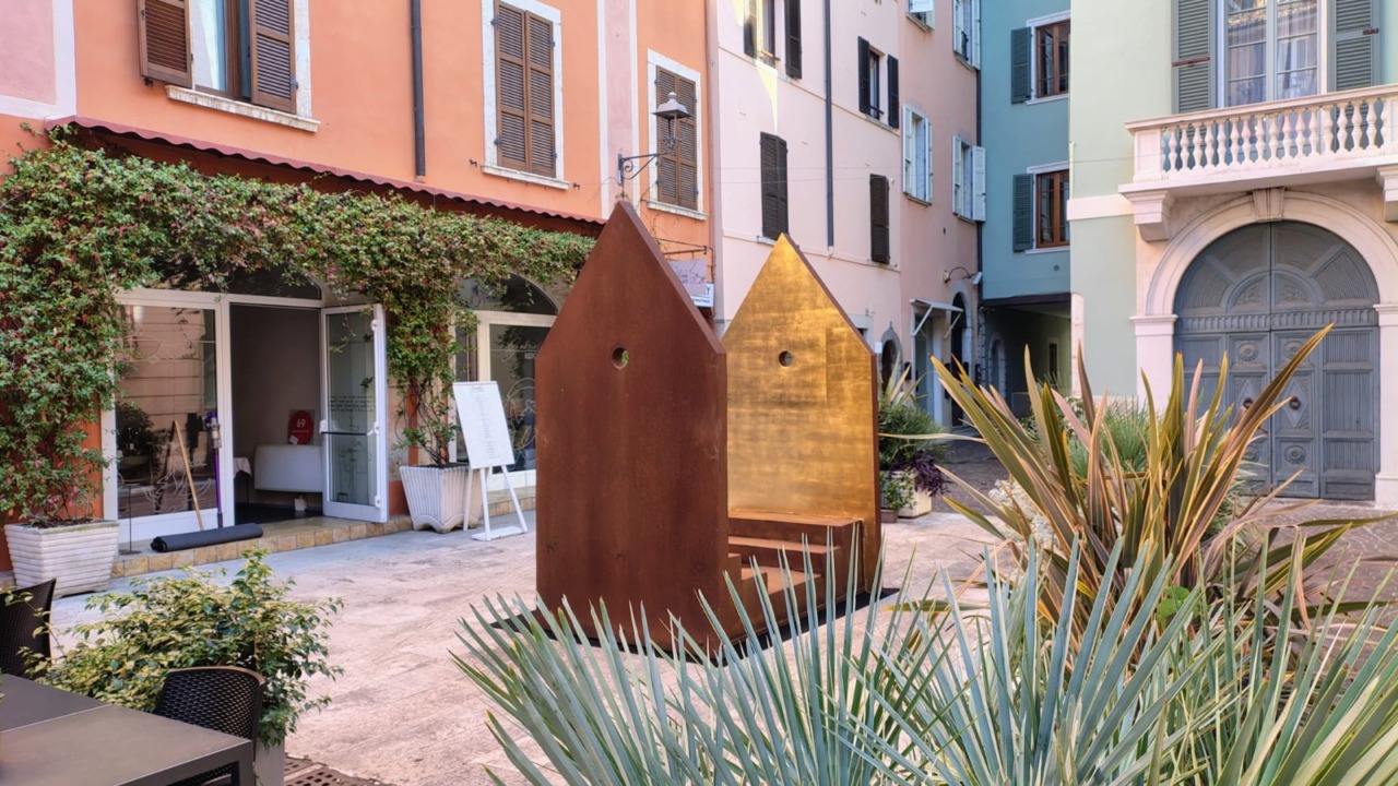 Domus Aurea: a Salò la scultura dell’artista Barbara Martini