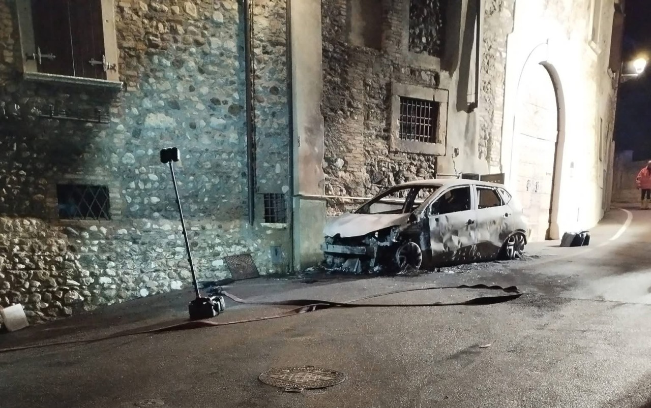 Due auto in fiamme a San Felice del Benaco