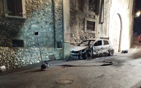 Due auto in fiamme a San Felice del Benaco
