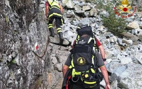 Edolo: due escursionisti bloccati in una zona boschiva, recuperati dai Vigili del Fuoco