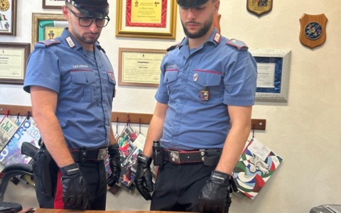 Finto maresciallo della Guardia di Finanza raggira una 75enne e tenta di rubarle l’oro: arrestato