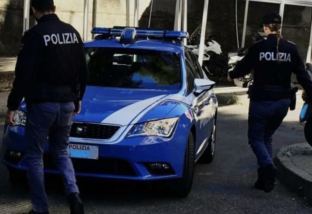 Furto all’Action di via Triumplina, nascondono la merce nello zaino e fuggono: un arrestato