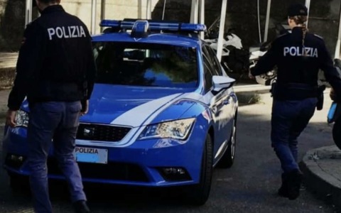 Furto all’Action di via Triumplina, nascondono la merce nello zaino e fuggono: un arrestato