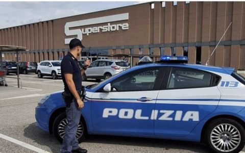 Furto all’Esselunga di via Triumplina a Brescia, aggredita l’addetta alla sicurezza: in manette un pregiudicato