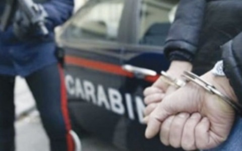 In escandescenze fuori da un negozio aggredisce i carabinieri, 27enne arrestato